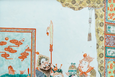 Een grote Chinese famille verte plaquette in gesculpteerde houten lijst, 19e eeuw