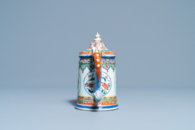 Une th&eacute;i&egrave;re couverte en porcelaine de Chine famille rose &agrave; d&eacute;cor d'europ&eacute;ens, Qianlong