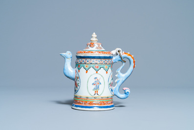 Une th&eacute;i&egrave;re couverte en porcelaine de Chine famille rose &agrave; d&eacute;cor d'europ&eacute;ens, Qianlong