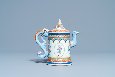 Une th&eacute;i&egrave;re couverte en porcelaine de Chine famille rose &agrave; d&eacute;cor d'europ&eacute;ens, Qianlong