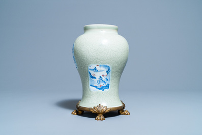 Een Chinese celadon vaas met blauw-witte en koperrode panelen, Kangxi