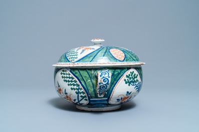 Un ensemble en fa&iuml;ence de Delft polychrome &agrave; d&eacute;cor 'quatre coeurs', 1&egrave;re moiti&eacute; du 18&egrave;me