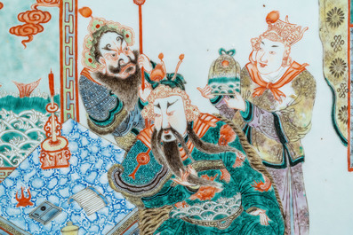 Een grote Chinese famille verte plaquette in gesculpteerde houten lijst, 19e eeuw