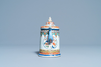 Une th&eacute;i&egrave;re couverte en porcelaine de Chine famille rose &agrave; d&eacute;cor d'europ&eacute;ens, Qianlong