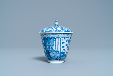 Une tasse couverte et soucoupe en porcelaine de Chine en bleu et blanc pour le march&eacute; fran&ccedil;ais, Kangxi