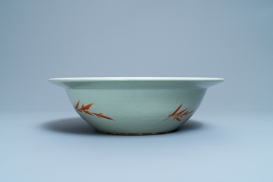 Een grote Chinese famille rose kom met celadon fondkleur, 19e eeuw