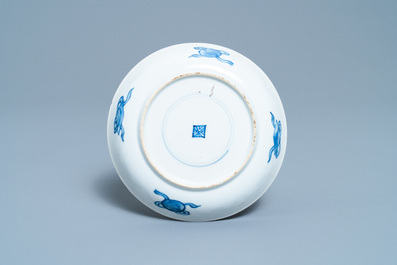 Une tasse couverte et soucoupe en porcelaine de Chine en bleu et blanc pour le march&eacute; fran&ccedil;ais, Kangxi