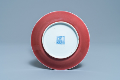 Een Chinees monochroom koperrood bord, Qianlong merk en periode