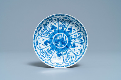 Une tasse couverte et soucoupe en porcelaine de Chine en bleu et blanc pour le march&eacute; fran&ccedil;ais, Kangxi