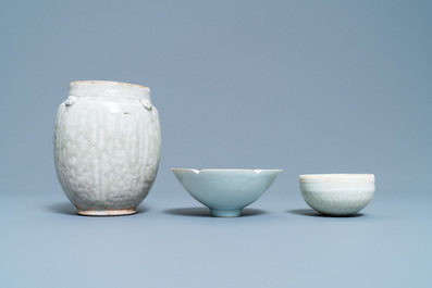 Deux bols et une jarre en porcelaine de Chine de type qingbai, Song