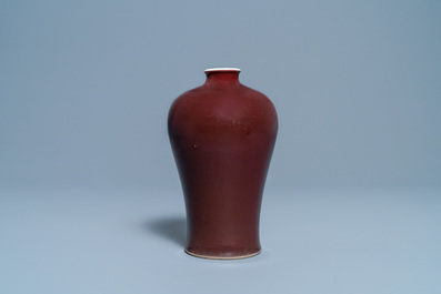 Een Chinese monochrome donker-koperrode 'meiping' vaas, Qianlong merk en periode