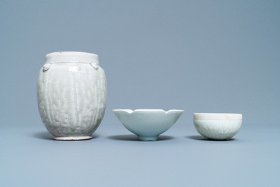 Deux bols et une jarre en porcelaine de Chine de type qingbai, Song