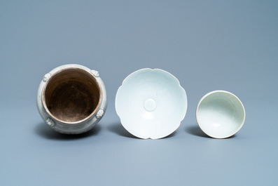 Deux bols et une jarre en porcelaine de Chine de type qingbai, Song