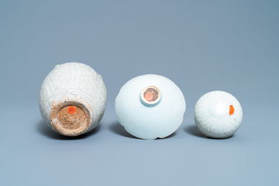 Deux bols et une jarre en porcelaine de Chine de type qingbai, Song