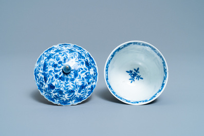 Une tasse couverte et soucoupe en porcelaine de Chine en bleu et blanc pour le march&eacute; fran&ccedil;ais, Kangxi