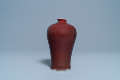 Een Chinese monochrome donker-koperrode 'meiping' vaas, Qianlong merk en periode