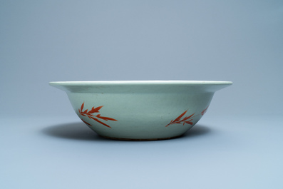 Een grote Chinese famille rose kom met celadon fondkleur, 19e eeuw