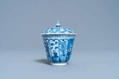 Une tasse couverte et soucoupe en porcelaine de Chine en bleu et blanc pour le march&eacute; fran&ccedil;ais, Kangxi