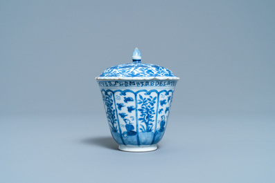 Une tasse couverte et soucoupe en porcelaine de Chine en bleu et blanc pour le march&eacute; fran&ccedil;ais, Kangxi