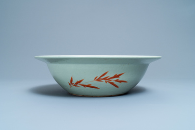 Een grote Chinese famille rose kom met celadon fondkleur, 19e eeuw