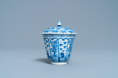 Une tasse couverte et soucoupe en porcelaine de Chine en bleu et blanc pour le march&eacute; fran&ccedil;ais, Kangxi