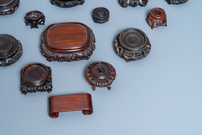26 Chinese gesculpteerde houten sokkels, 19/20e eeuw