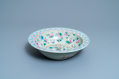 Een grote Chinese famille rose kom met celadon fondkleur, 19e eeuw
