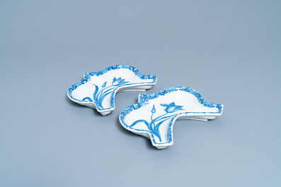 Een paar blauw-witte Delftse schotels met anjers, 18e eeuw