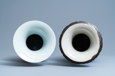 Deux vases en porcelaine de Chine famille rose, 19&egrave;me