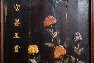 Un &eacute;cran en bois laqu&eacute; incrust&eacute; d'os, de bois et de pierres s&eacute;mi-pr&eacute;cieuses, Chine, 18/19&egrave;me