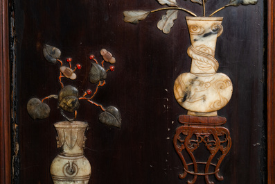 Un &eacute;cran en bois laqu&eacute; incrust&eacute; d'os, de bois et de pierres s&eacute;mi-pr&eacute;cieuses, Chine, 18/19&egrave;me