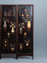Un &eacute;cran en bois laqu&eacute; incrust&eacute; d'os, de bois et de pierres s&eacute;mi-pr&eacute;cieuses, Chine, 18/19&egrave;me