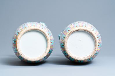 Een paar Chinese famille rose vazen met decor van antiquiteiten, 19e eeuw