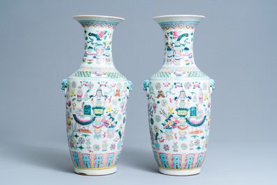 Een paar Chinese famille rose vazen met decor van antiquiteiten, 19e eeuw