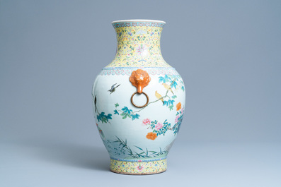 Een grote Chinese famille rose 'hu' vaas met vogels, Qianlong merk, Republiek
