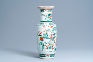 A Chinese famille verte rouleau 'battle scene' vase, 19th C.
