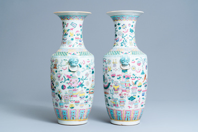 Een paar Chinese famille rose vazen met decor van antiquiteiten, 19e eeuw