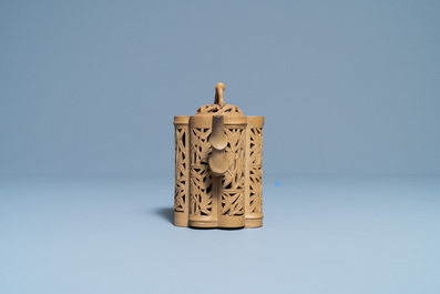 Een Chinese opengewerkte Yixing steengoed theepot met deksel, Kangxi