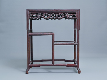 Een Chinese houten &eacute;tag&egrave;re, 19e eeuw