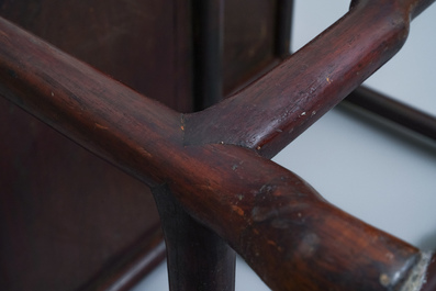 Een Chinese houten &eacute;tag&egrave;re, 19e eeuw