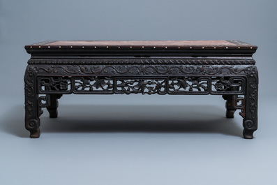 Une table basse en bois incrust&eacute; de nacre &agrave; tablette en marbre, Chine, 19&egrave;me