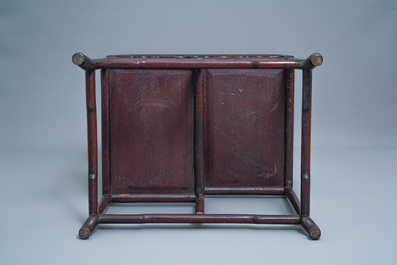 Een Chinese houten &eacute;tag&egrave;re, 19e eeuw