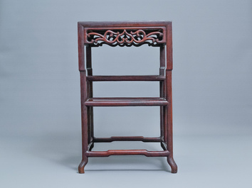 Een Chinese houten &eacute;tag&egrave;re, 19e eeuw