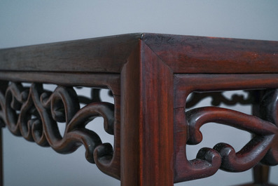 Een Chinese houten &eacute;tag&egrave;re, 19e eeuw