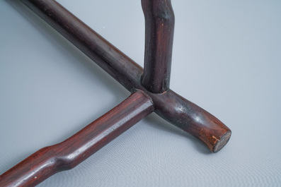 Een Chinese houten &eacute;tag&egrave;re, 19e eeuw