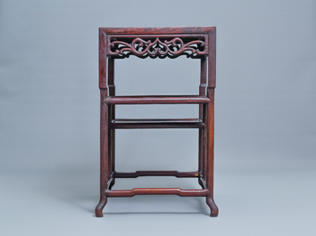 Een Chinese houten &eacute;tag&egrave;re, 19e eeuw