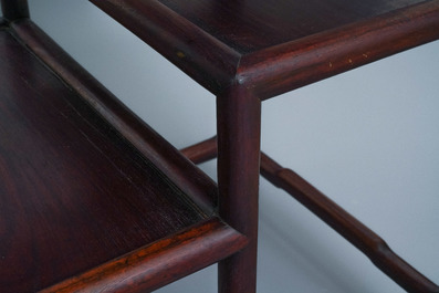 Een Chinese houten &eacute;tag&egrave;re, 19e eeuw