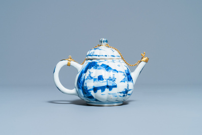 Une th&eacute;i&egrave;re couverte en porcelaine de Chine en bleu et blanc &agrave; monture dor&eacute;e, Kangxi