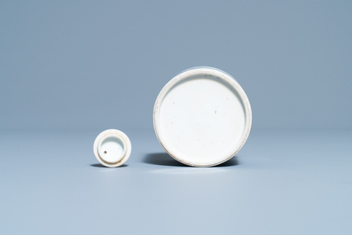 Een Chinese blauw-witte inktpot met decor van antiquiteiten, Kangxi