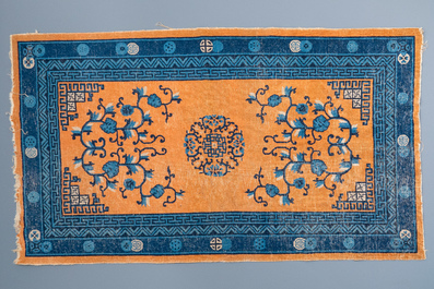 Un grand tapis de forme rectangulaire, Chine, 19&egrave;me